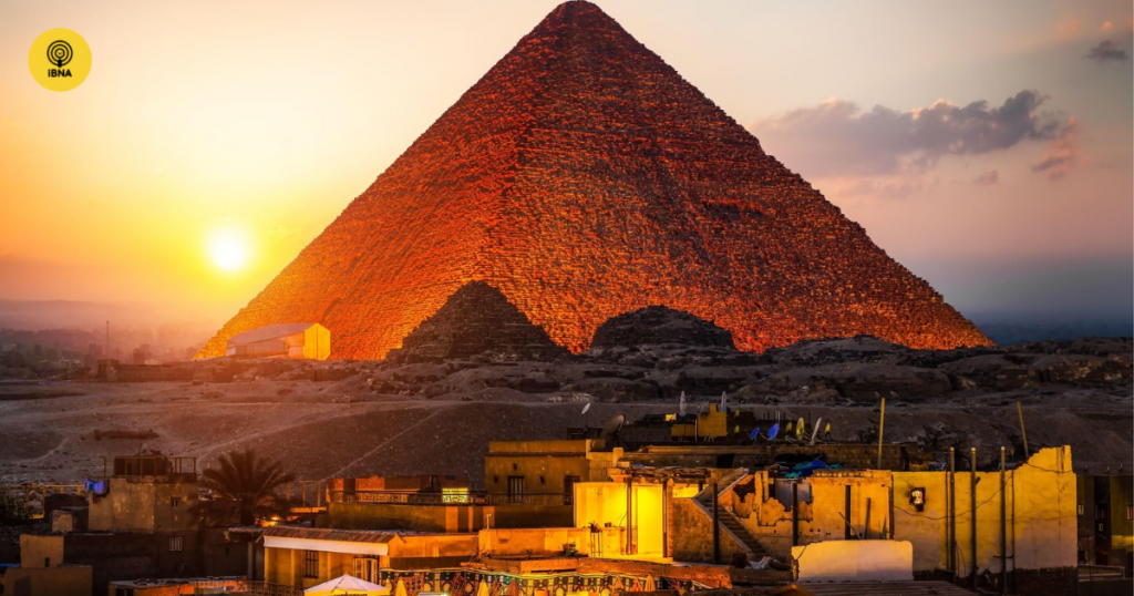 Khám phá khảo cổ học, lịch sử, nghệ thuật và chữ tượng hình xung quanh các Kim tự tháp nổi tiếng của Ai Cập tại Giza. Tìm hiểu về các pharaoh và giới tinh hoa của Vương quốc Cổ, lăng mộ, đền thờ, tượng Nhân sư và cách công nghệ mới mở khóa bí mật của họ.